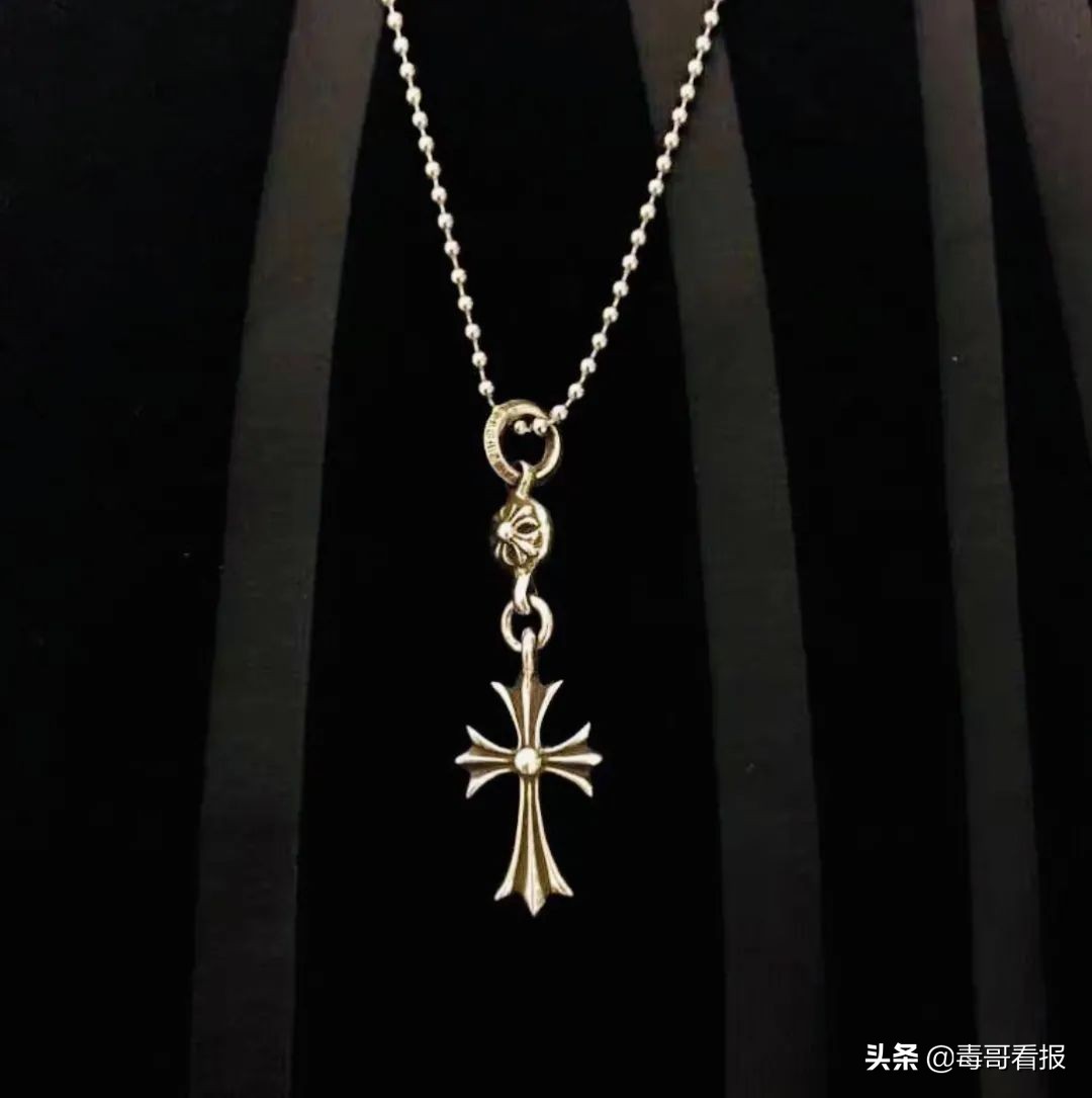 简约的首饰往往是穿搭的必杀技,首饰穿搭