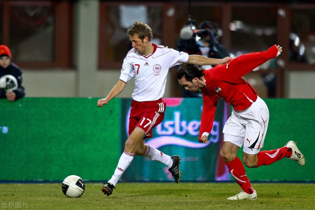 丹麦球星埃里克森比赛中昏厥倒地,埃里克森倒地原因