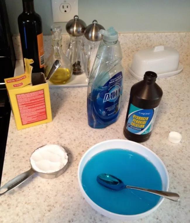 白色衣服发黄漂白剂洗得掉吗,衣服发黄怎么用漂白水