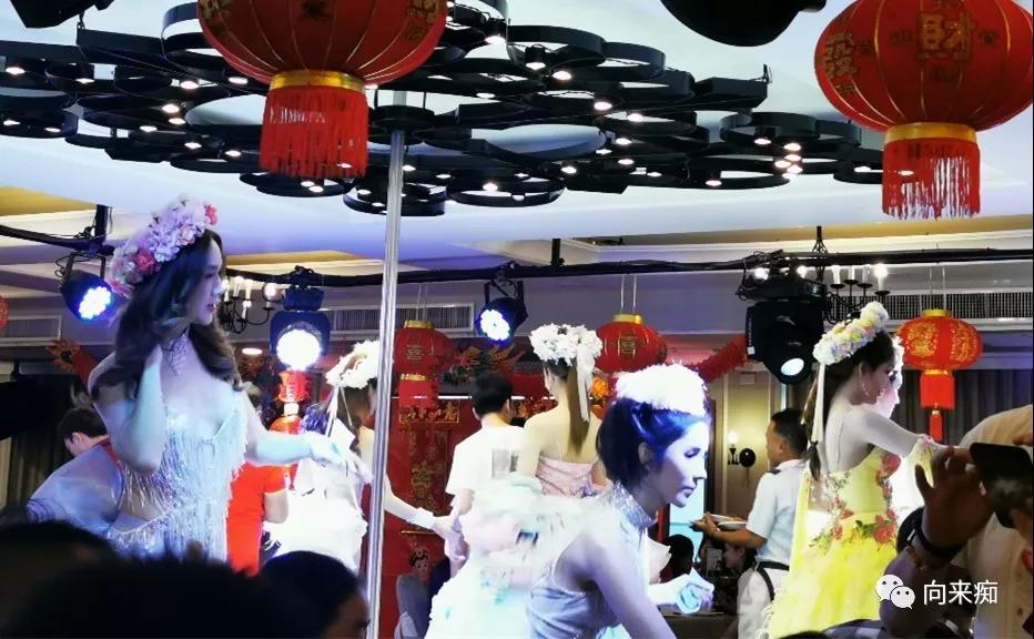 泰国一人行芭提雅跳伞,泰国三人行歌曲