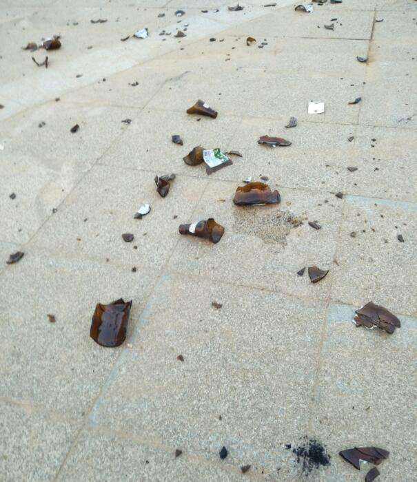 小朋友把瓶子打碎后表现,小孩把酒瓶打碎被揍了