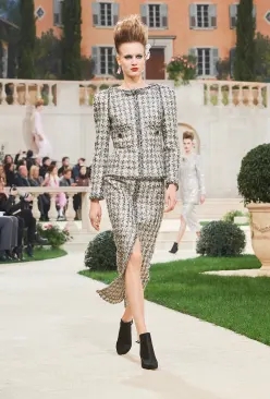 chanel香奈儿1995年时装秀,chanel香奈儿2015高级时装秀