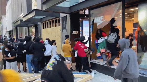 美国一家耐克店一分钟内被抢光！黑人妇女抱着抢来的鞋欢呼