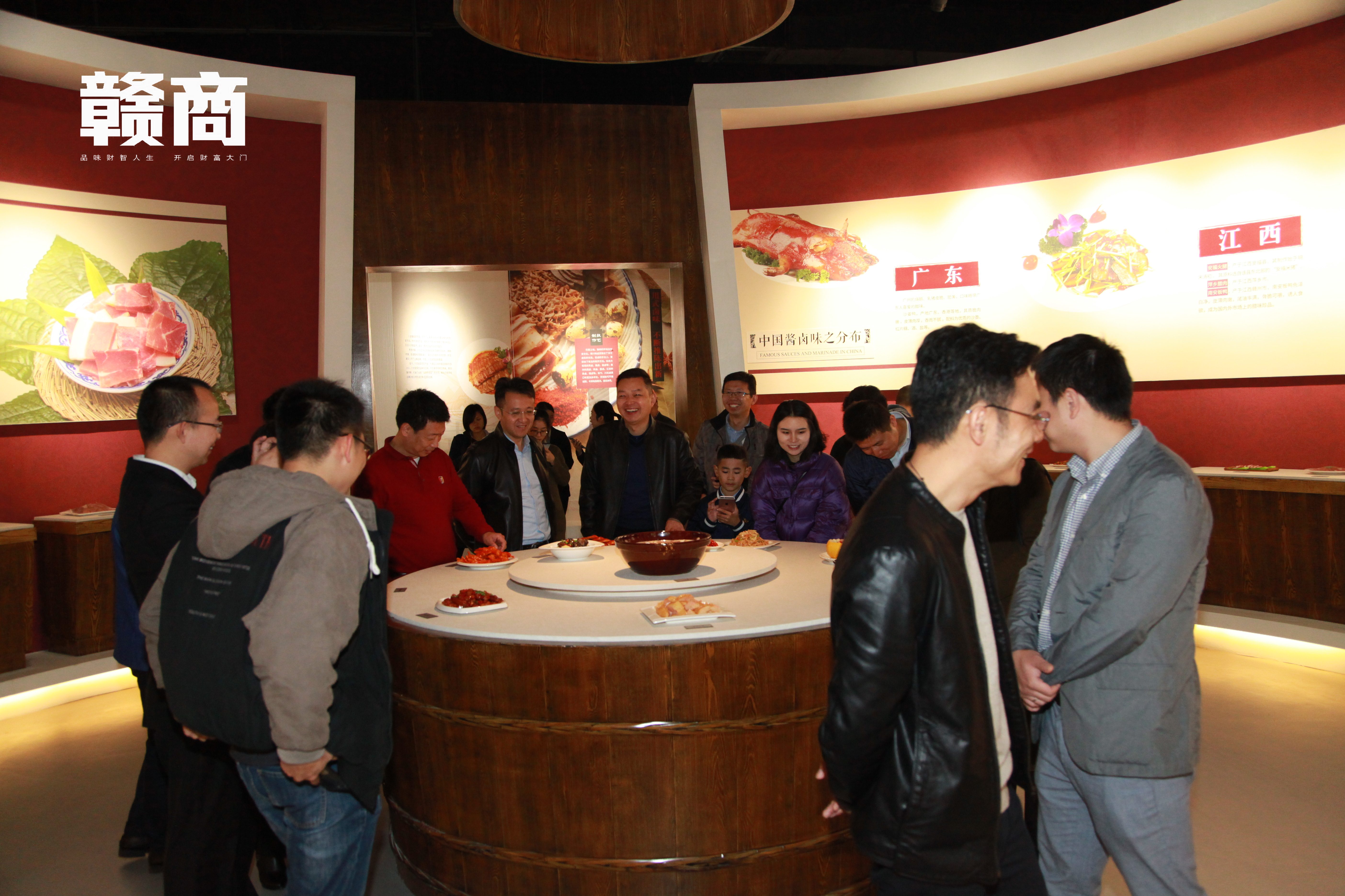 游学季成员到煌上煌集团总部后,“煌亲”都按捺不住内心的狂欢了