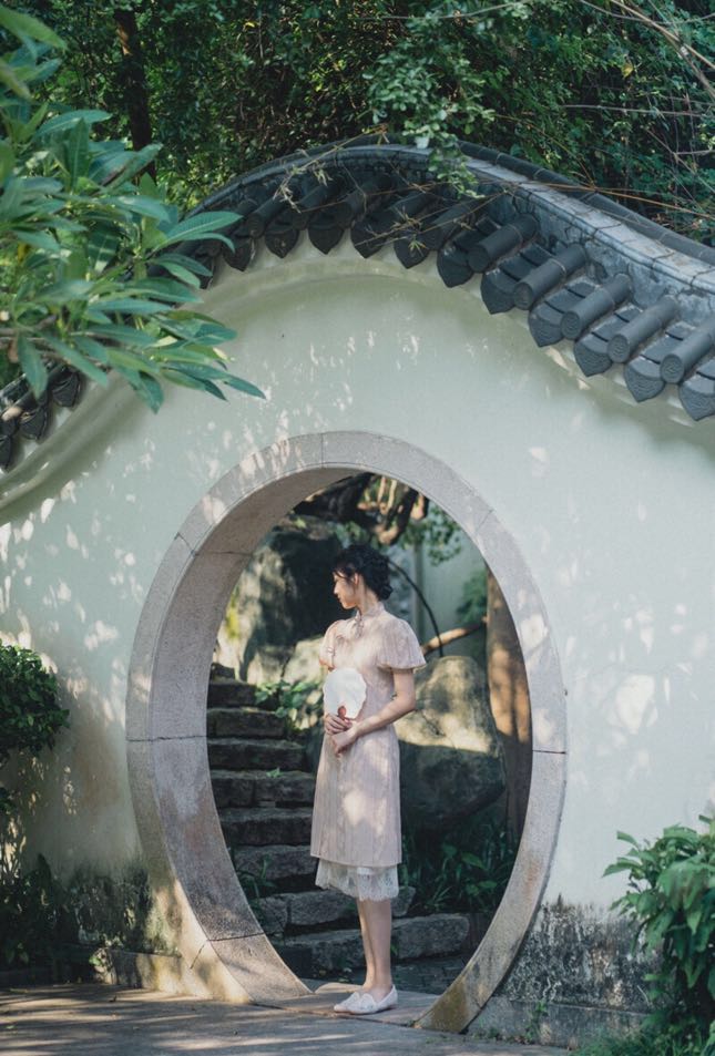 拍照姿势怎么摆拍出来好看,室内男生简约摆拍姿势