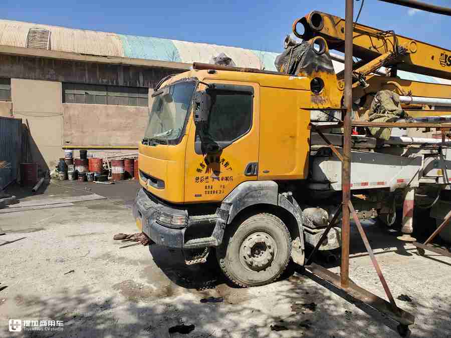 雷诺Kerax泵车实拍,专为恶劣工况而生，如今见到这样的老车太难得