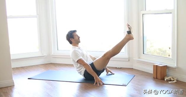 “公狗腰”out了，现在流行的是“鲨鱼线”▷每日一练