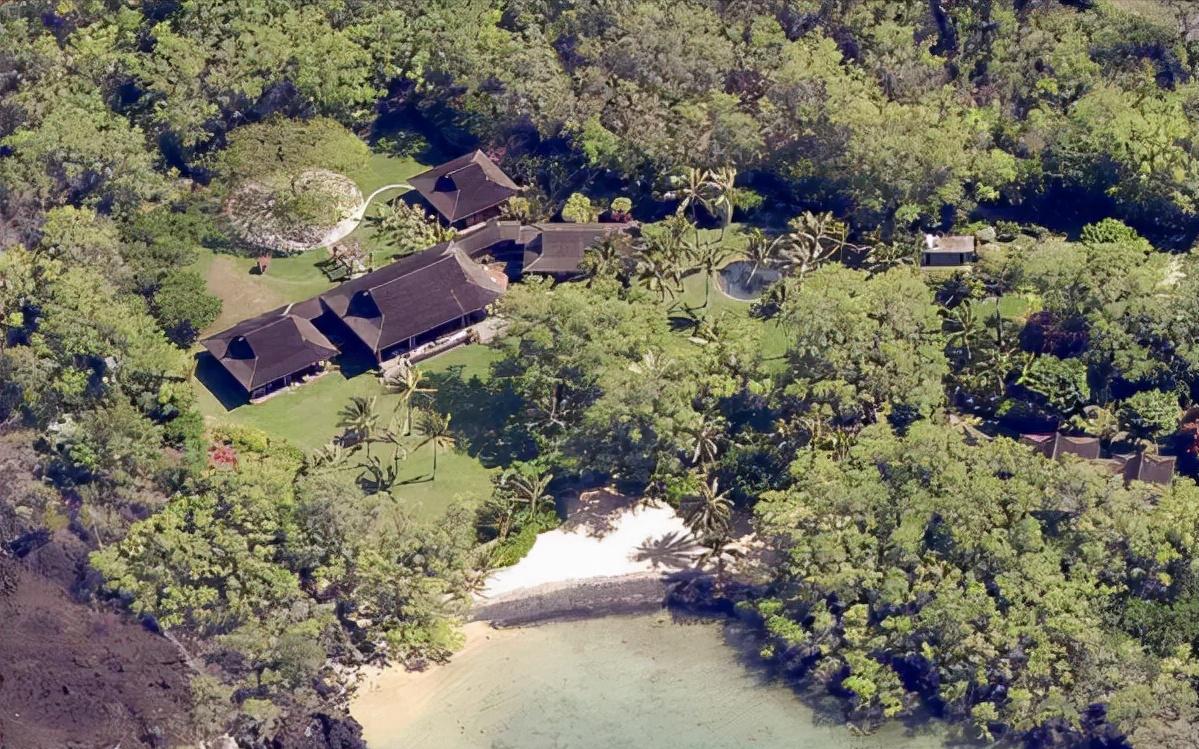 贝佐斯女友当街亲他一脸口红，浑身巨钻，富婆气息，转正的节奏？