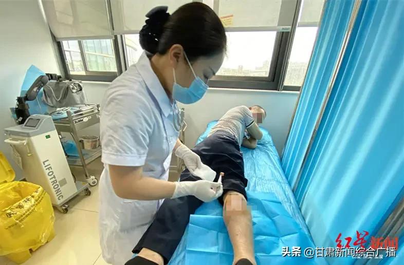 男子被虫子咬后腿肿了,小伙子被蚊虫咬了得了病