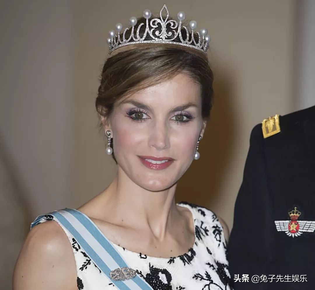 西班牙王后穿红衣服戴皇冠,西班牙王后戴帽子