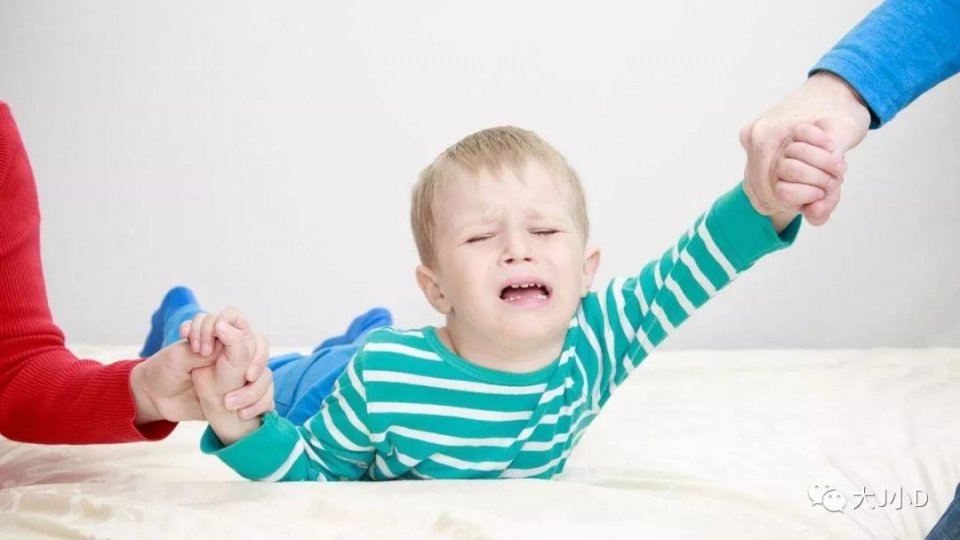 不敢在公共厕所拉屎,怎么让孩子在马桶里拉屎