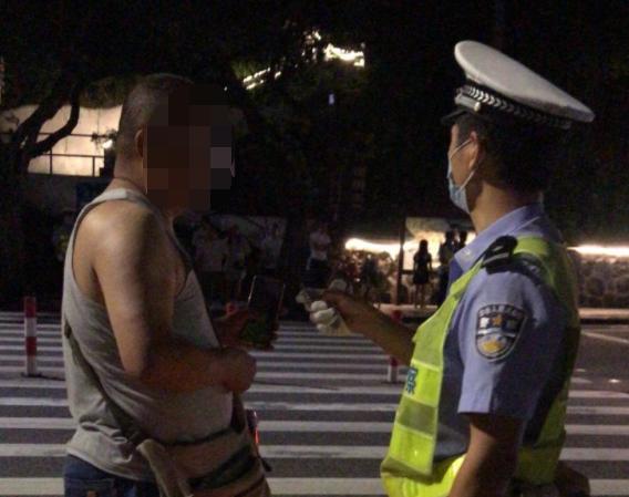 广州男子国庆穿“人字拖”来珠海沙滩游玩，一脚踩上钉子血流不止！家人急坏！