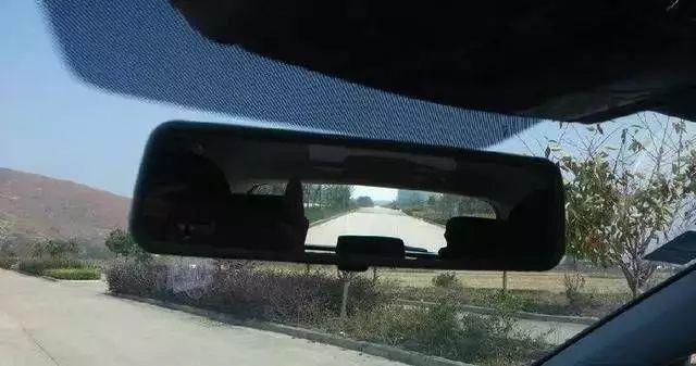 汽车玻璃小黑点能贴膜吗,汽车玻璃黑点区域去除