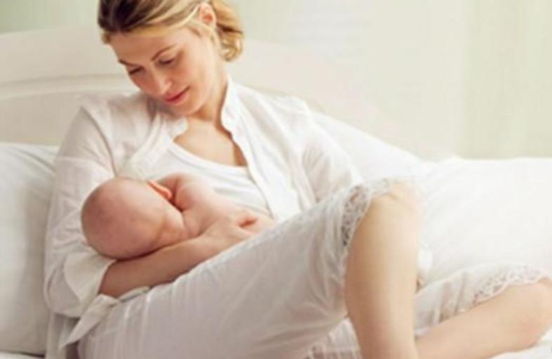 宝宝为什么吃母乳放下很容易醒,吃母乳宝宝睡一会就醒是怎么回事