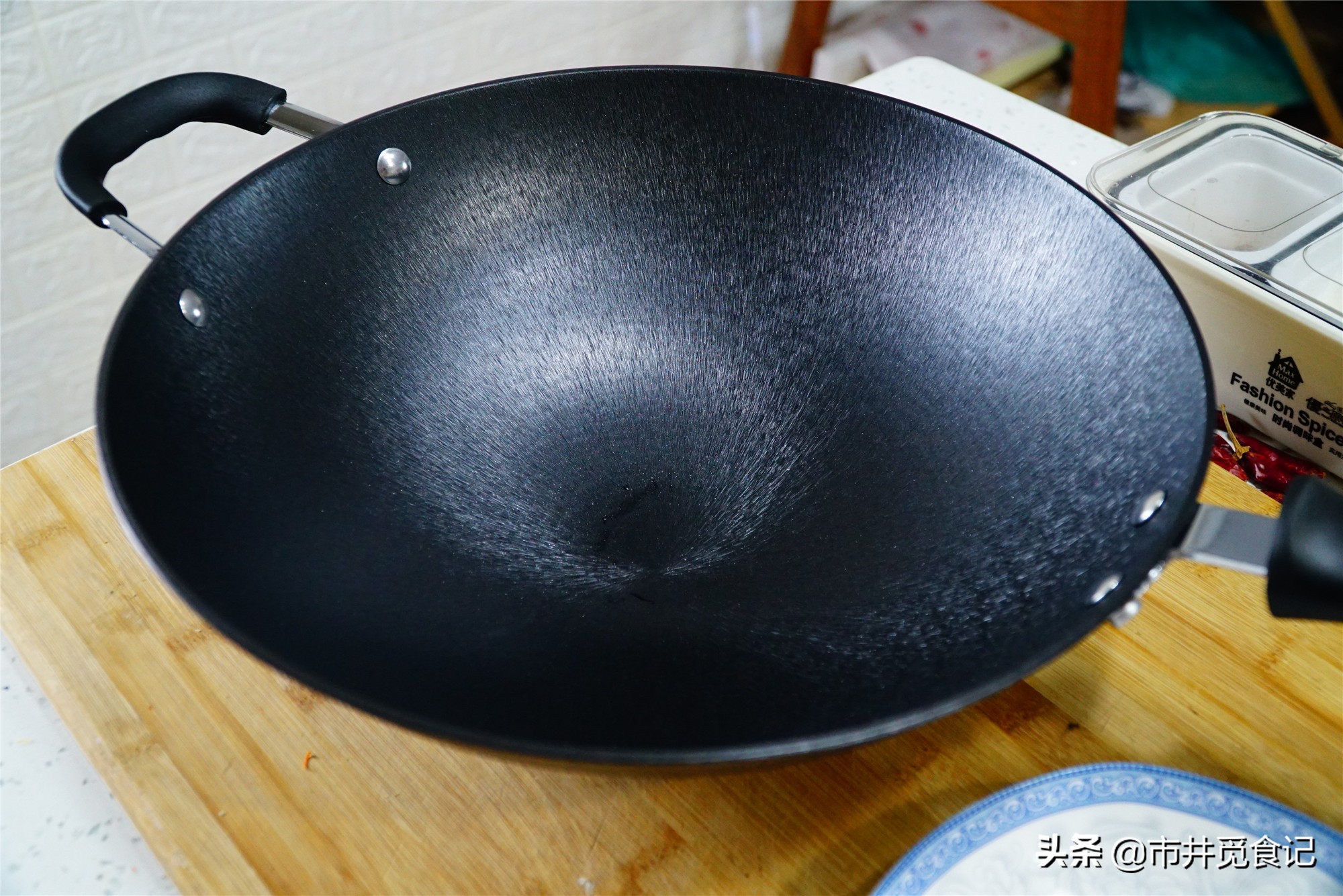 新买的铁锅千万不要着急炒菜,新买铁锅如何开锅不用肥肉
