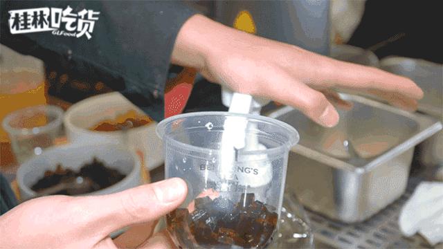 火遍全国的明星茶饮本宫的茶开到桂林了！凭口袋茶掀起了排队潮流