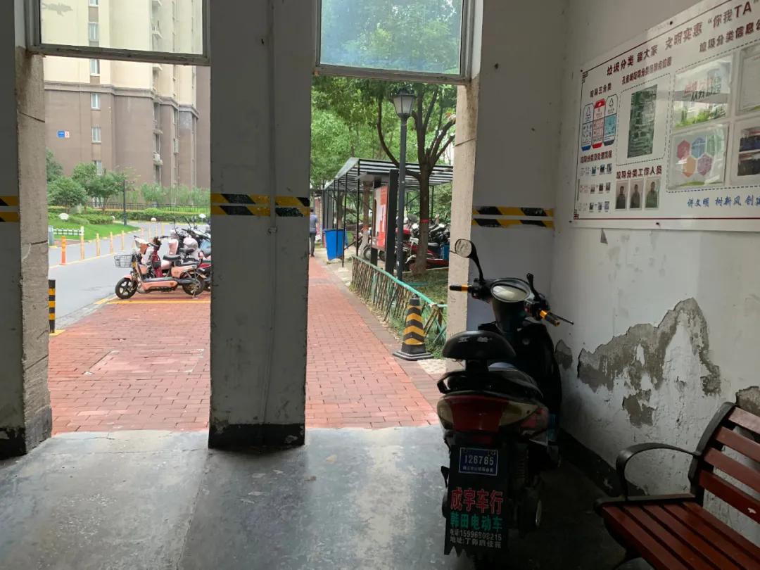 坚决斗争！拒交物业费！镇江这个小区业主还要赶走物业公司