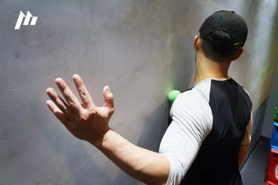 圆肩矫正动画,圆肩体态矫正训练