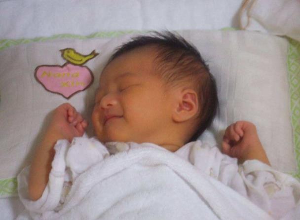 宝宝睡觉时突然偷笑是什么原因,宝宝睡着后总抿嘴巴是怎么回事