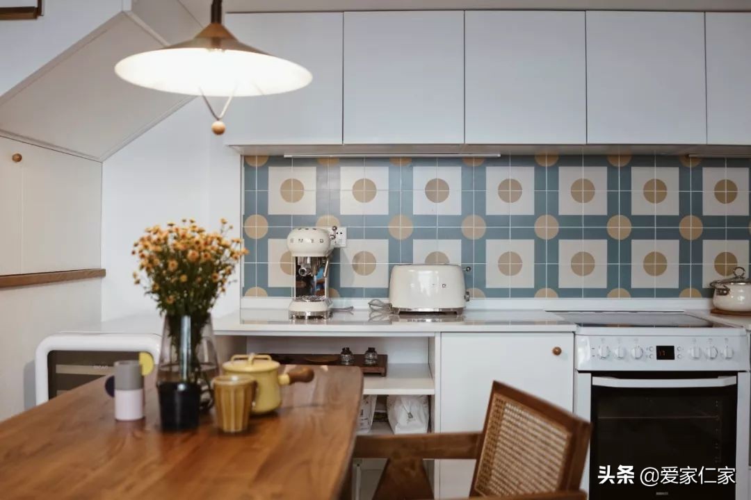 她买下32㎡上海老旧学区房，为女儿打造小桃园，还有超舒适大庭院