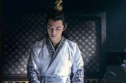 在气质上,42岁的靳东、46岁的郭德纲,都不敌64岁的陈道明