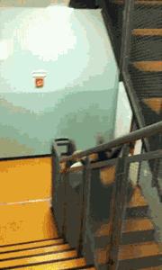 在楼梯上摔倒的搞笑视频,楼梯上摔下来搞笑图片