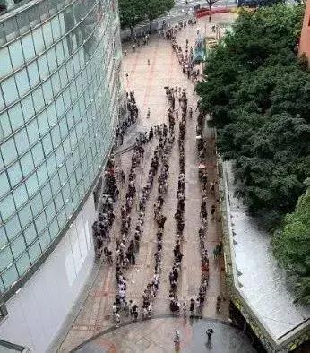 优衣库全员kaws抢衣,全员抢购优衣库kaws是真的吗