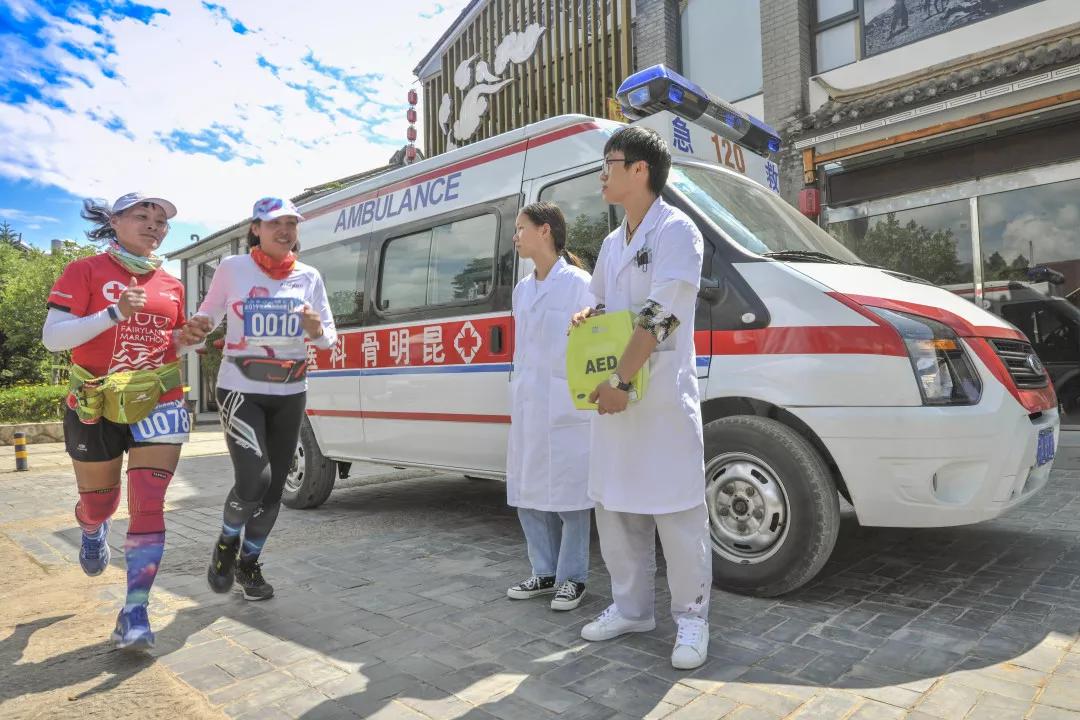 千万条安全第一条切勿随意变道,跑马注意安全讲解