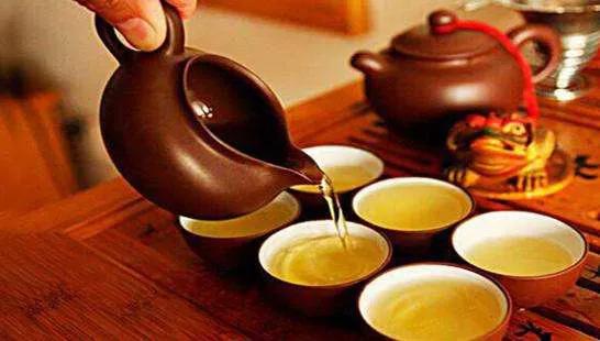 喝茶时要懂的规矩，学会这10个礼仪，不会被人笑话，赶紧学一下