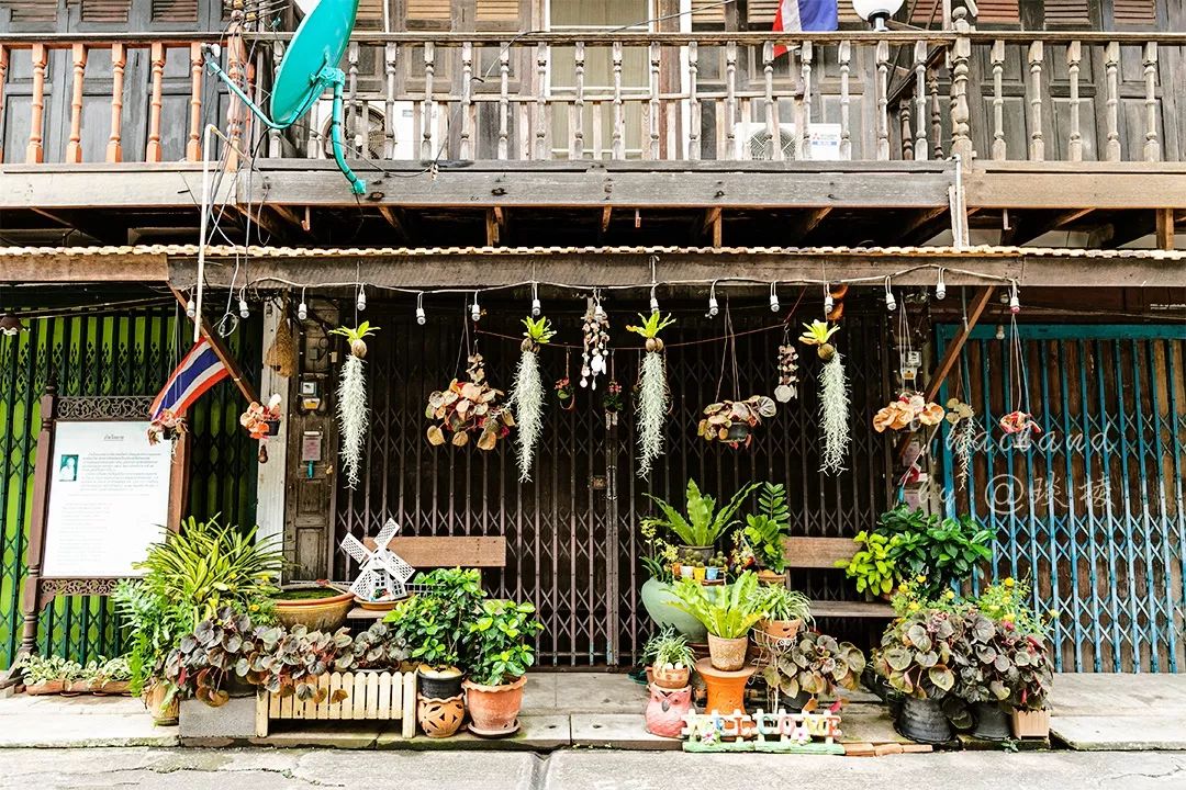 在泰国的“宝石之都”，珠宝街像菜市场，宝石摆地摊上出售