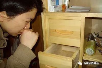 家具油漆刺鼻味道,木质家具气味
