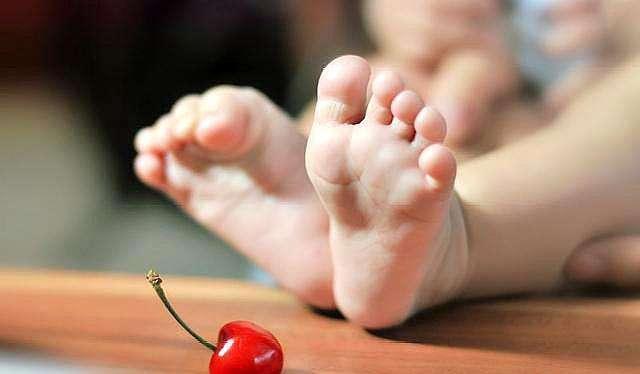 孩子不爱穿鞋子的原因,小孩不爱穿鞋子是怎么回事