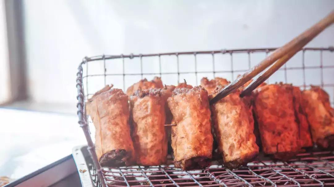 天津特色美食天津煎饼果子 (天津风味小吃三绝)