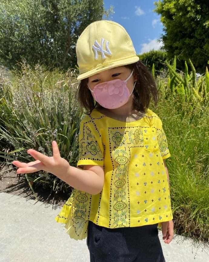 陈冠希晒女儿侧颜照睫毛,陈冠希晒女儿旗袍照