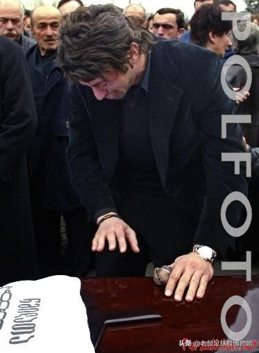 1600万欧的米兰左后卫，被伊布弄的身败名裂，退役半年当选副总理