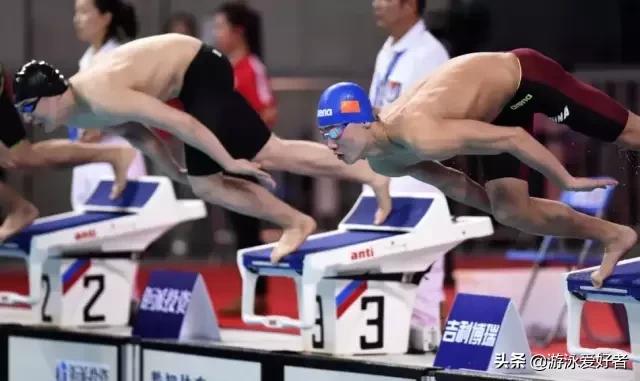 翻滚转身游泳技巧,游泳转身蹬壁技巧