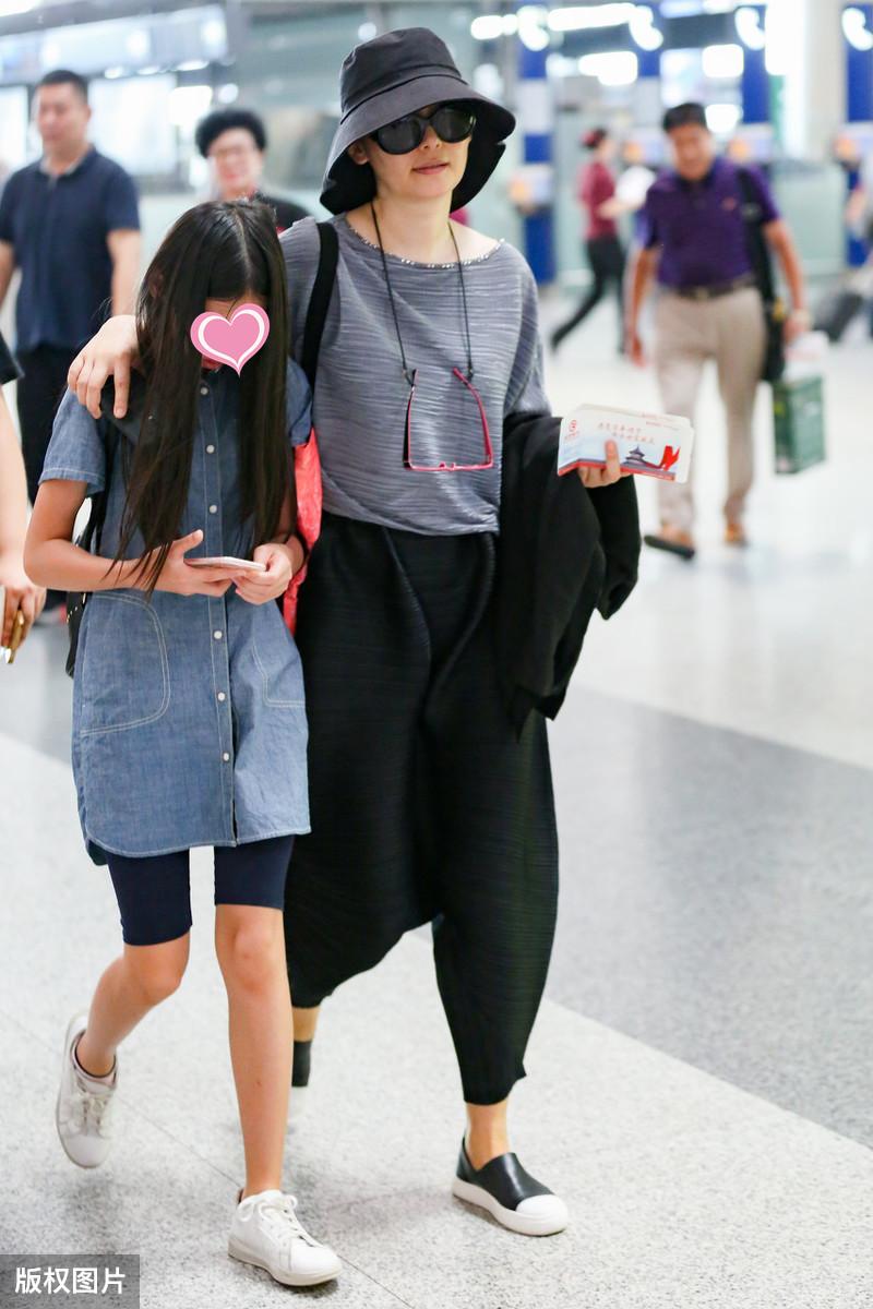 徐帆红衣黑裤显得气色超好,徐帆条纹衫阔腿裤