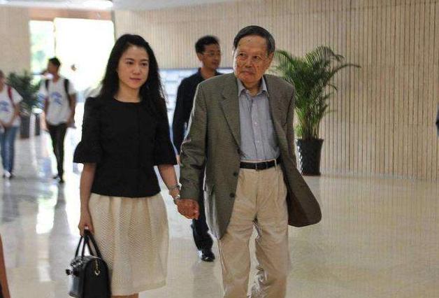 杨振宁在物理界的地位有多高,杨振宁是伟大的吗