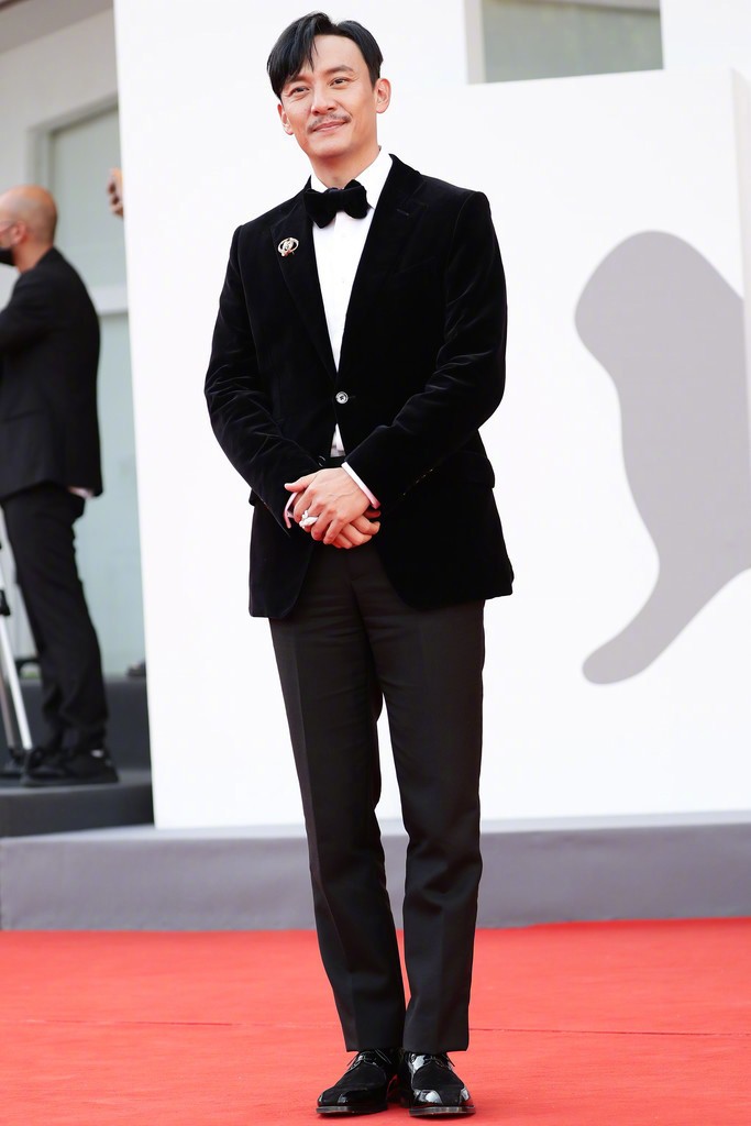 沉稳冷峻张震新写真彰显成熟魅力,张震穿西服