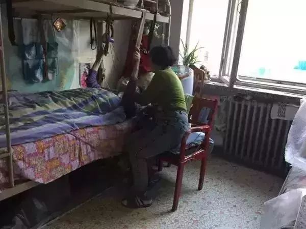 父母生病独生子的无奈,父母得病不愿治不想拖累孩子