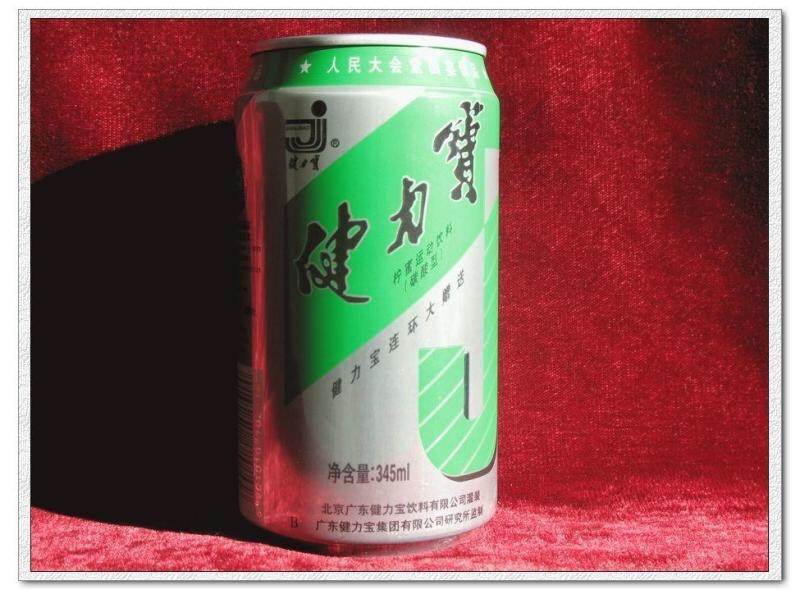 他是战争弃儿，在孤儿院长大，20年前却缔造中国第一的饮料品牌