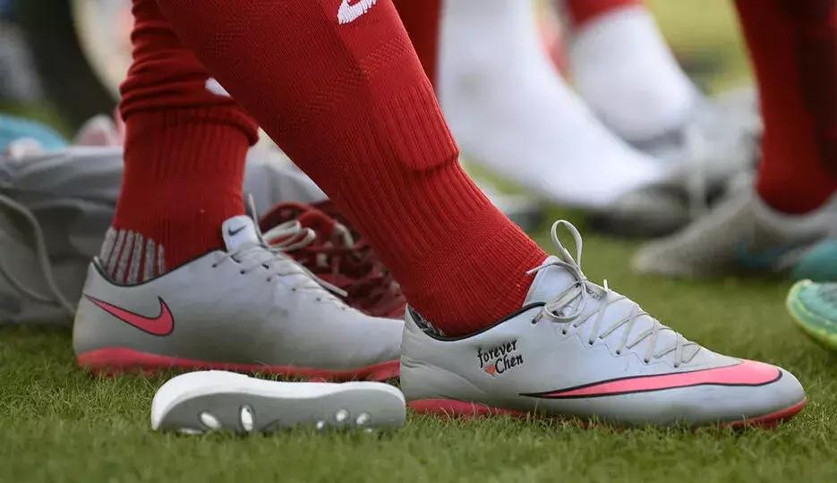 对一款球鞋最痴迷的足球运动员,哪些足球运动员喜欢穿旧款球鞋