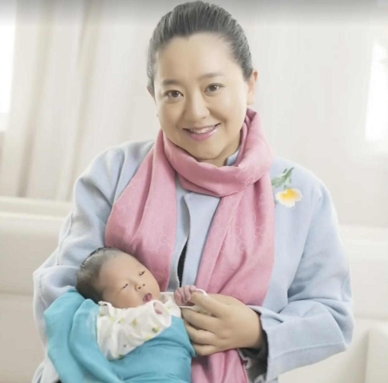 月亮姐姐李梓萌刚强春妮合照,春妮月亮姐姐李梓萌刚强同台