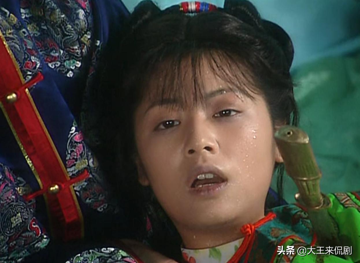 紫薇眼睛瞎了皇上派福伦找到紫薇,紫薇替皇上挡刀知府来救驾