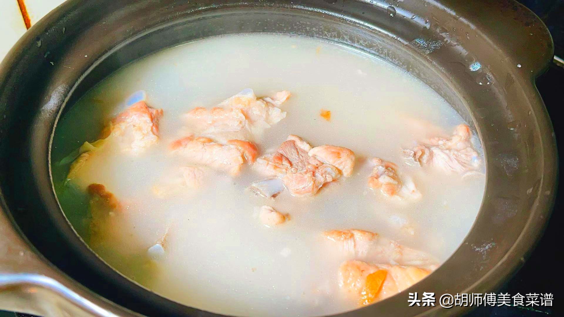 炖排骨先炒葱姜汤不白,炖排骨有人先焯水