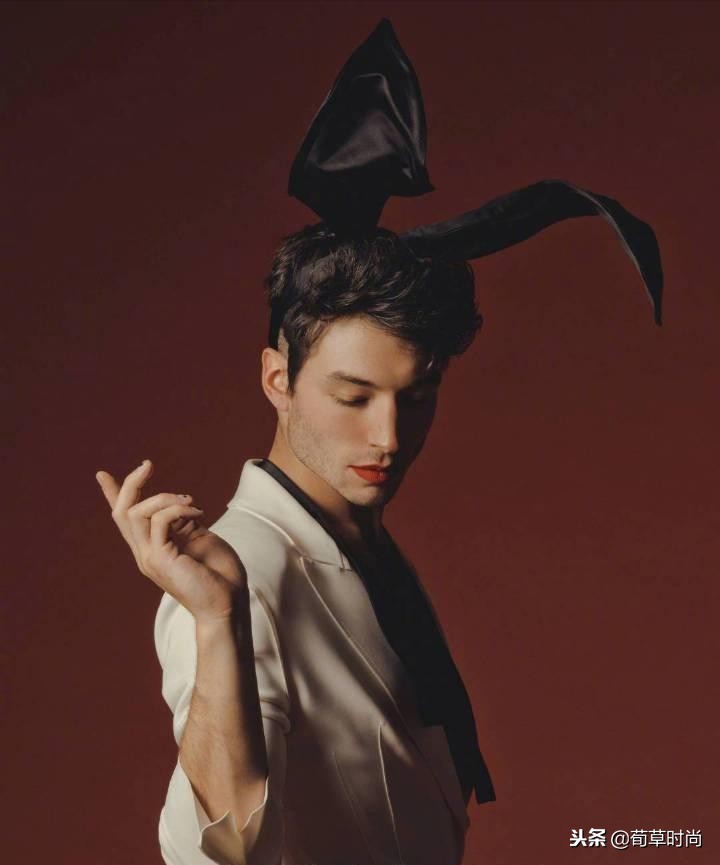 男人骚起来不管女人事！E妹踩高跟穿胸衣演绎性感，不料*袜丝**破了