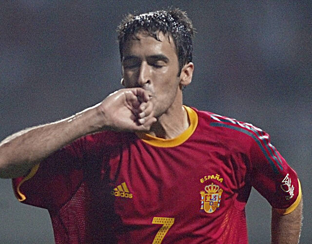 伯纳乌王子劳尔进球,一个动作帅爆全场