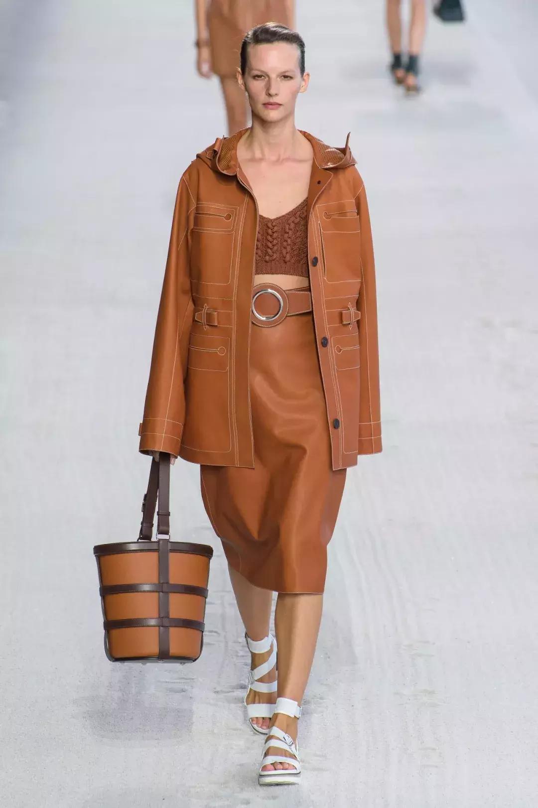 今年爆款皮毛一体女装,高档红色皮毛一体女装新款