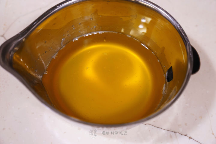 煎牛排爆油怎么办,煎牛排放黑胡椒容易糊吗