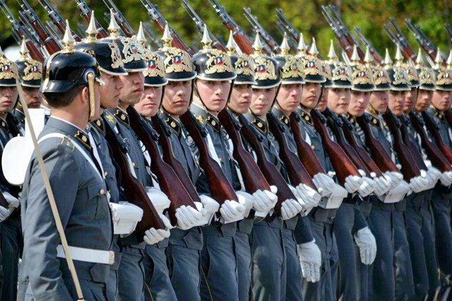 师参谋长和副师长谁更厉害,军队师长和旅长的关系是上下级吗